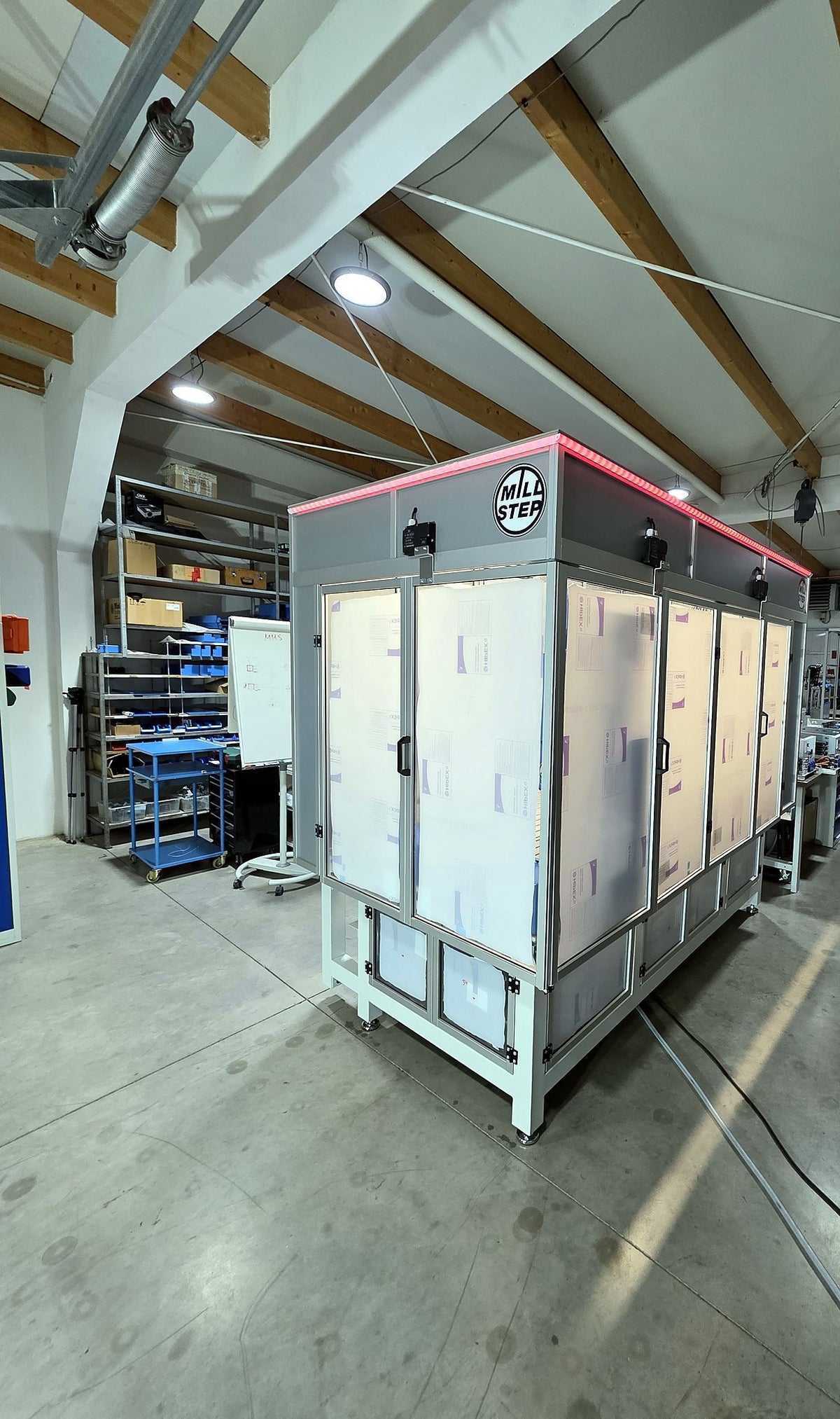 MillStep PAG2010V2 CNC-Portalfräsmaschine mit geschlossener Sicherheitshaube und Untergestell, Gesamtansicht