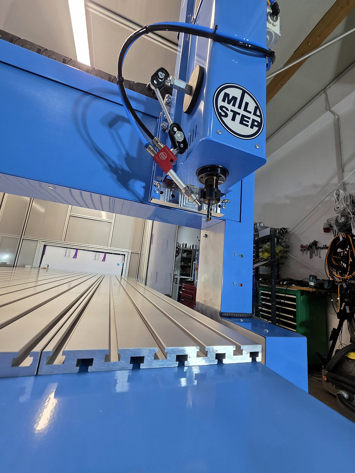 HF-Frässpindel 1,1 kW mit HPM-Düse Minimalmengenschmierung über dem Aluminium-T-Nutentisch