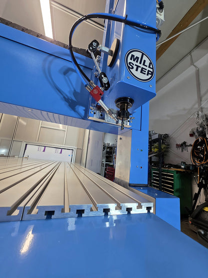 HF-Frässpindel 1,1 kW mit HPM-Düse Minimalmengenschmierung über dem Aluminium-T-Nutentisch