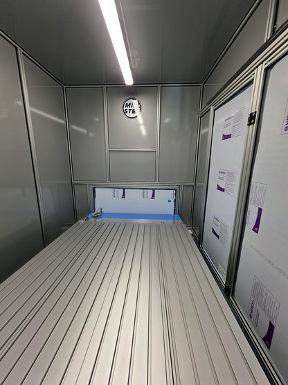 Arbeitsraum der Sicherheitshaube SH2010 mit T-Nutentisch 2050 mm Länge