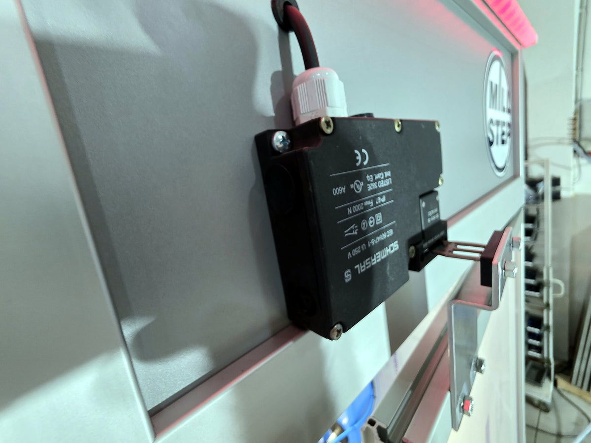 TÜV-geprüfte Sicherheitszuhaltung an der Falttür der Sicherheitshaube