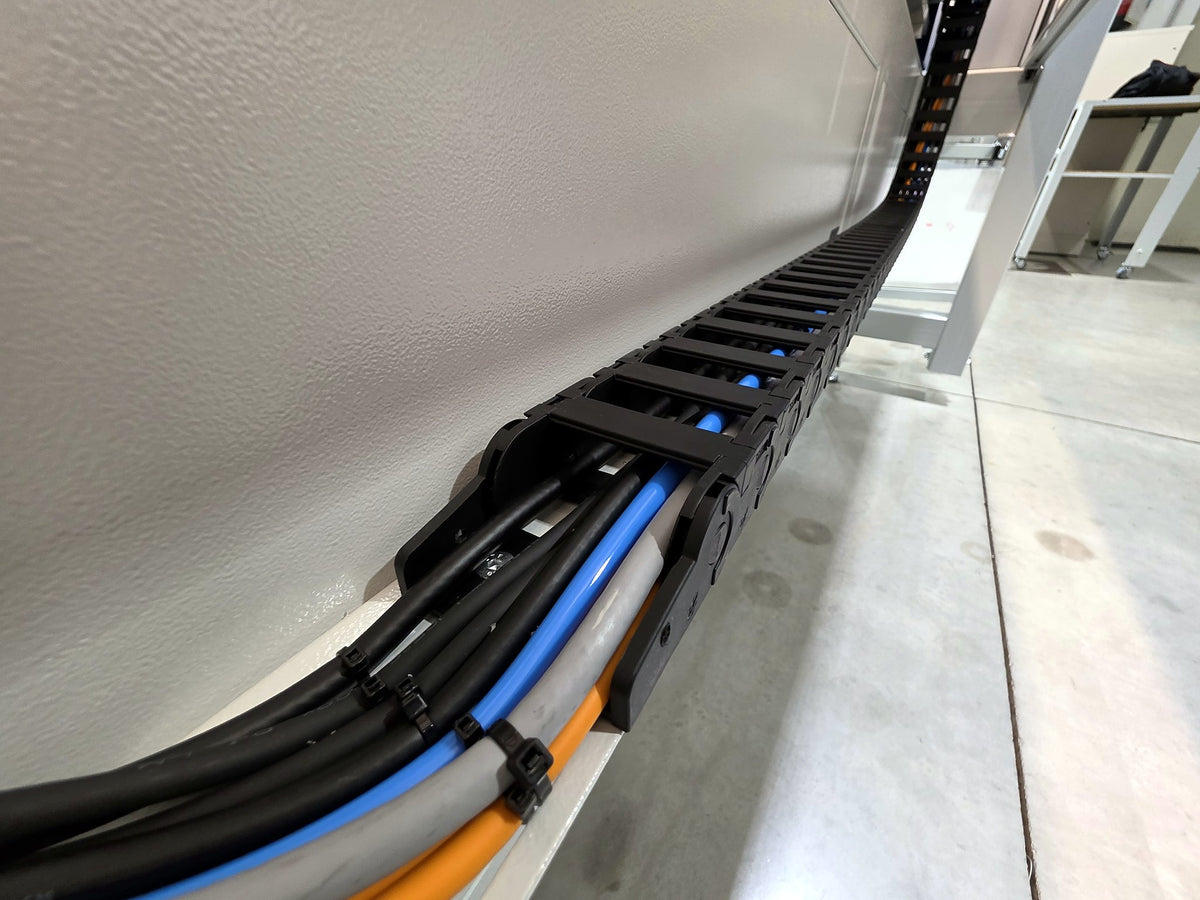 Energieführungskette mit sauber verlegten Leitungen an der X-Achse