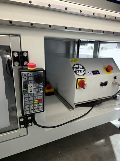 Steuerung mit Closed-Loop-Endstufen und CNC-Handrad mit NOT-AUS am Untergestell der PAG2010V2