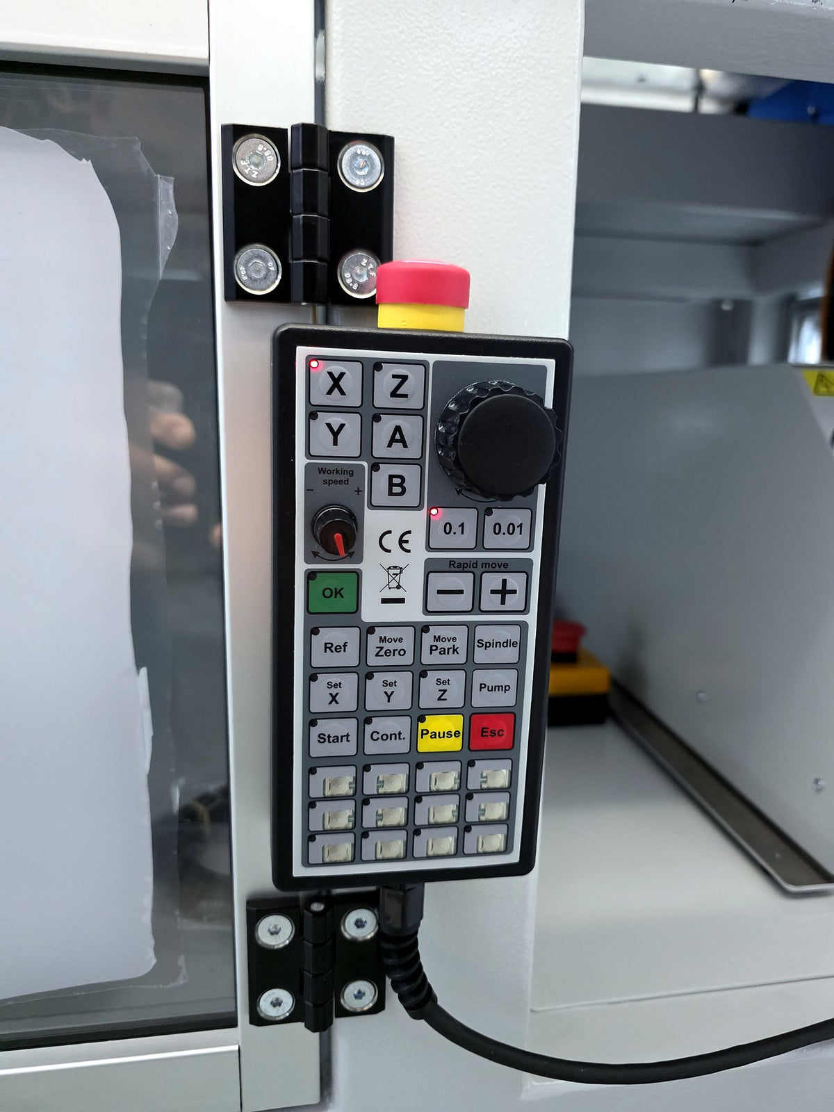 CNC-Handrad mit NOT-AUS-Taster: 5 Achsen, Schrittweite 0,1 oder 0,01 mm, Spindel und Pumpe schaltbar